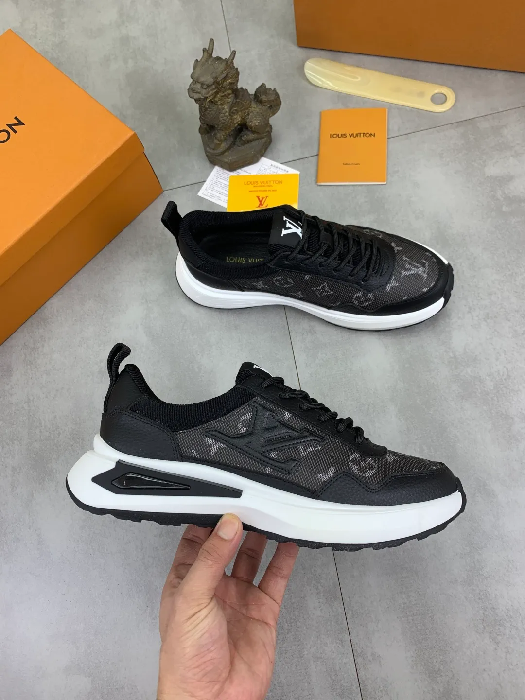 Men's shoes 💰P460 💰 [New model] 🆘 The latest model from LV official website 🎁 Casual and fashionable men's shoes 👟 Hot style 💥 Simple and elegant style, exclusive for trendy men. Unique latest brand elements from the official website 👑 Original decoration, fashionable and generous, the fabric is made of original calfskin ➕ Comfortable and breathable mesh lining ➕ Pigskin lining ✅The official website specifies wear-resistant casual outsole, the classic model is taken in real life🎬Color: 3️⃣colors available😍Number of codes: 38-44 (45 46 customized)